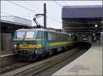 BR 27 E-Lok 2702 zieht am 09.03.08 zusammen mit einer Schwesterlok eine I 11 Wagengarnitur durch den Bahnhof Bruxelles Midi. (Hans)