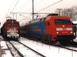 BR 101 Werbelokomotiven Endlich einige Schneebilder von mir. Hier ein Winterbild mit der 101 004-0 neben einen verschleierde BR 141 auf Bahnhof Bad Bentheim am 28-12-2000 zu sehen. Bild und scan: Date Jan de Vries.