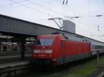 101 090-2 schiebt den IC 2115 von Hamburg nach Stuttgart ...