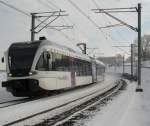 rabe-526-stadler-gtw Unterwegs zwischen Weinfelden und Konstanz passiert der RABe 526 024 soeben das Biotob bei T�gerwilen. Dieses Biotop ist im Zusammenhang mit der Neutrassierung der Strecke entstanden. Seit Sommer 2001 ist die Strecke der damaligen Mittelthurgaubahn ab dem Saulochviadukt ob Kreuzlingen bis zur Einf�delung T�germoos doppelspurig ausgebaut. Mit dem Umbau konnten in T�gerwilen mehrere gef�hrliche Bahn�berg�nge aufgel�st und ein neuer tiefgelegter Bahnhof in Betrieb genommen werden. Heute erinnert die Alte-Gleisstrasse, die dem ehemaligen Trasse folgt an die alte Linienf�hrung. 13.Dezember 2008