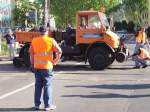 Zweiwegefahrzeuge Zweiwege Unimog der Fraport beim einfahren der Schienenachsen.
