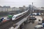 2 ICE3 Einheiten fahren durch den mannheimer Hafen Richtung Frankfurt(M). ...