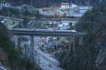Ein talw�rts fahrender CIS �berquert das Ch�rstelenbach-Viadukt bei Amsteg; 08.12.2008 ...