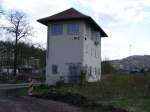 Das nicht mehr betriebene Stellwerk W 2 im Bahnhof Aue. ...