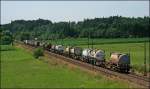 15 Tragwagen, darunter zwei Doppeltragwagen, hat die ES64U2-067 am Haken. ...