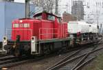 Die 194 726-5 zieht einen LKW durch K�ln HBF am ...