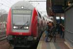 Der RE1 von Hamm nach Aachen h�lt in K�ln Ehrenfeld ...