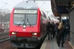 Ein p�nktlicher RE9 h�lt in K�ln Ehrenfeld am 23.12.2008, man ...