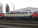 BR 218 Lokportraits Vorne rechts �ber dem gro�en Lackschaden steht ihr Name: Es ist die 'Lotte' (218 320-0)! Auch sie steht im Zug der z-gestellten 24 Loks in Bremen-Sebaldsbr�ck. (Foto: 27.12.2008)