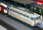 Neuheiten Triebfahrzeuge ViTrains 2174, vor Weihnachten gerade noch erhalten, BB 16 702 der SNCF in 'Beton'. Die Lok ist sehr gut dedailiert, viele kleine Teile m�ssen aber selbst montiert werden. Die Fahreigenschaften sind gut, auch auf Radius 360mm, diese Lok machte Nebenger�usche, die beim Einfahren verschwanden. Lieferbar z.Z. nur in Frankreich im Internet-Versandhandel, jedenfalls habe ich keine andere Quelle gefunden, Preis 190 Euro + 13,75 Versandkosten, 28.12.2008