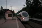 br-411-ice-t Nachdem das Gewitter vor�bergezogen war, wurde zum Abschluss des Urlaubes dem Bahnhof Kiefersfelden ein Besuch abgestattet. Ein 411er ist als ICE 661 '118899.comAllesAuskunft' von Bregenz nach Wien Westbahnhof unterwegs.
