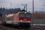 br-1144 1144 241 versucht mit ihrer RoLa dem schlechten Wetter zu entfliehen. (Brixlegg, Dez.2008).