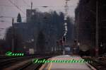 brixlegg ... endlich etwas Zeit f�r Ruhe, Zeit das Jahr Revue passieren zu lassen und einen Blick in die Zukunft zu werfen...   - Das Jahr neigt sich dem Ende zu -   ...Ereignisse, Bilder und Momente werden uns in guter Erinnerung bleiben. Andere erf�llen uns mit Sorge... Sie kommen pl�tzlich und unerwartet, die Schreckensmeldungen, Tag f�r Tag...   Zeit - nie bleibt sie stehen. Im Gegenteil sie vergeht immer schneller... liegt es am Alter?... (stellt man sich die Frage h�ufiger denn je?)...   Wenn man dieses Bild betrachtet, die Einfahrt vor dem Tunnel die letzten Tage des alten Jahres, der Tunnel die Schwelle zum neuen Jahr, und das Licht danach das kommende Jahr, so ist es nur gut, dass niemand wei�, was einen auf den Schienen des Lebens widerf�hrt...   
'Ein Mensch, der den Gletschern Gesellschaft leistet,
erh�lt allm�hlich das Gef�hl, dass er einigermassen unbedeutend ist.' (Mark Twain)

Allen Bahnbilder.de-Usern ein gesundes und erfolgreiches 2009.
(Brixlegg, Dezember 2008).
