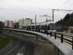 Strasenbahn Zurich Bereits im Corporate-Design der VBG ist der Be 5/6 3063 unterwegs. Aber das Design t�uscht. Diese Trams geh�ren wie die klassischen blauen der VBZ und sie werden auch vom VBZ-Fahrern gef�hrt. An den Fahrzeugen merkt man das am Schriftzug -betrieben durch VBZ-Z�ri Linie- der eher unscheinbar unter dem eigentlichen Glattalbahn Schrifzug angebracht ist. Vom Flughafen her f�hrt dieser Triebwagen in wenigen Augenblicken in die Viadukthaltestelle Kloten Balsberg Bahnhof ein. 28.Dezember 2008