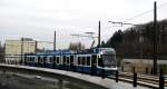 Strasenbahn Zurich Der Be 5/6 3054 im klassischen VBZ-Design legt sich auf dem Viadukt Balsberg in die Kurve. Dieser Viadukt ist rund 860 Meter lang, f�hrt vom Glattbrugger Quartier Unterriet bis kurz vor die Verkehrsdrehscheibe Z�rich Flughafen und beinhaltet die Haltestelle Bahnhof Kloten Balsberg. Hier kann man �ber eine Fussg�ngerpassarelle zum verl�ngerten Perron der S7 gelangen. Weiter f�hren mehrere Treppen und Aufz�ge aufs Strassenniveau zu den Bushaltestellen. 28. Dezember 2008