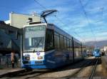 zagreb NATO-tram TMK 2100, Nr. 2102 auf der Haltestelle Autobusni kolodvor.