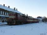 810 039-8 + 2 Beiwagen + 742 290-0 im Bahnhof ...