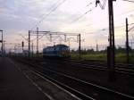 Eine ET22 rangiert in den fr�hen Morgenstunden im Bahnhof Tarnowskie ...