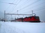 Dieses Re 10/10-Packet k�mpft sich am 10.12.2008 bei Faido durch ...