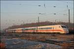 Am kalten Morgen des 30.12.2008 ist 402 016 DESSAU als ...