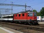 Die Re 4/4 11152 am 29.08.2008 bei der Einfahrt mit ...