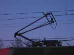 Der angelegte Stromabnehmer der Br 143  ...