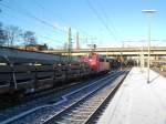 Nachschuss auf 140 752-7 mit einem kurzen Stahlzug durch AHAR ...