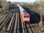 101 010 schiebt den IC 2376 nach Stralsund durch Stelle, ...