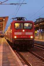 RE 1 von Rostock nach Hamburg h�lt gerade am Bahnsteig ...