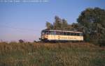 T10 der Prignitzer Eisenbahn f�hrt am abendlichen 14.8.03 bei Kuhbier ...