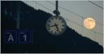 Die Hilfikeruhr geh�rt zu einem Schweizer Bahnhof wie der Mond ...