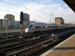 ICE-Durchfahrt am S-Bahnhof Berlin Greifswalder Stra�e.  ...