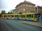 Wagen 263 der W�rzburger Stra�enbahn (WSB) f�hrt um die Kurve ...