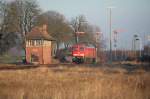 In Malchow rangiert die 233 462-1 am Stellwerk vorbei. 19.01.2009 ...