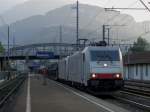 Die E 186 905 von Cross Rail und eine weitere ...