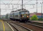 E-Lok 2317 durchf�hrt am 13.09.08 mit einer Schwesterlok den Bahnhof ...