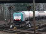 Cobra-Lok 2824 mit einem Kesselwagenzug auf den letzten Metern der ...