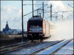 Eine getarnte 101er mit IC 2373 Stralsund-Karlsruhe bl�st am 27.01.2007 ...