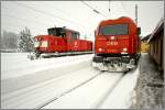 Im tief verschneiten Bahnhof Zeltweg stehen die beiden Dieselloks 2016 ...