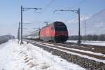 Bei eisigen Temparaturen zieht die Re 460 058-1 den IR ...