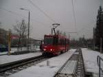 Eine rote KT4D hält am Alexander-Bolze-Hof . Im Hintergrund treffen die ... Eine rote KT4D hält am Alexander-Bolze-Hof . Im Hintergrund treffen die ...