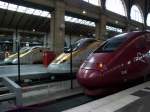 Thalys Vorn der TGV-PBKA 4341 als Thalys nach K�ln.
Hinter der Trennscheibe die drei TGV-TMST 3021+3206+3105 Eurostar f�r den Verkehr nach Grossbritannien.

Paris Gare du Nord
23.06.2007