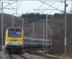 BR 3000 Dies sollte ein Schneebild werden. ;-)  Nachdem es in der Nacht zum 02.02.09 geschneit hatte, war nachmittags in Enscherange schon fast kein Schnee mehr zu sehen, als E-Lok 3016 aus Richtung Liers dort vorbeifuhr. (Jeanny)