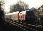 BR 218 mit Zugen 218 356-4 schiebt ihren RE aus M�hldorf am Nachmittag des 04.02.09 �ber die Eisenbahn�berf�hrung am Kolumbusplatz in M�nchen. 