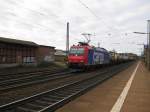 Re 482 033-8 bei der Durchfahrt mit einem recht kurzen ...