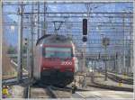 Re 460 o63-1 schiebt einen IC Dosto aus dem Bahnhof ...