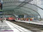 Bahnhofshalle des Berliner Hauptbahnhof. Auf der Stadtbahn unterwegs sind 112 ...