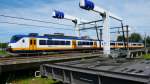 Sprinter 2952 auf der Br�cke ohne Oberleitung beim Bahnhof
Vlaardingen centrum ...