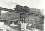 Aus einem alten Familienalbum. Dampflok auf der provisorischen Eisenbahnbr�cke zwischen ...
