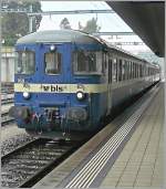 Ein BLS Regio wartet am 29.07.08 im Bahnhof von Spiez ...
